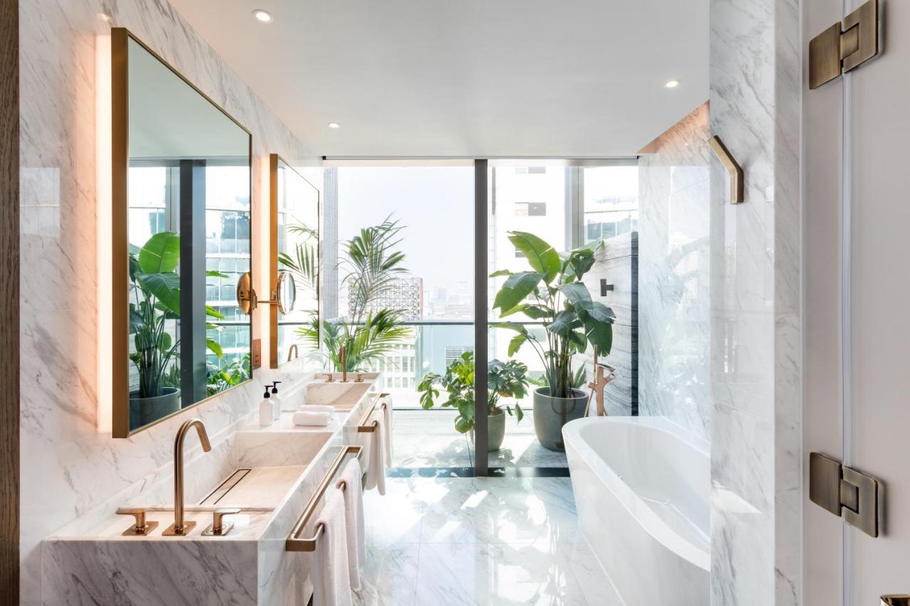 The Hari Hong Kong Hotel Exterior photo Bathroom