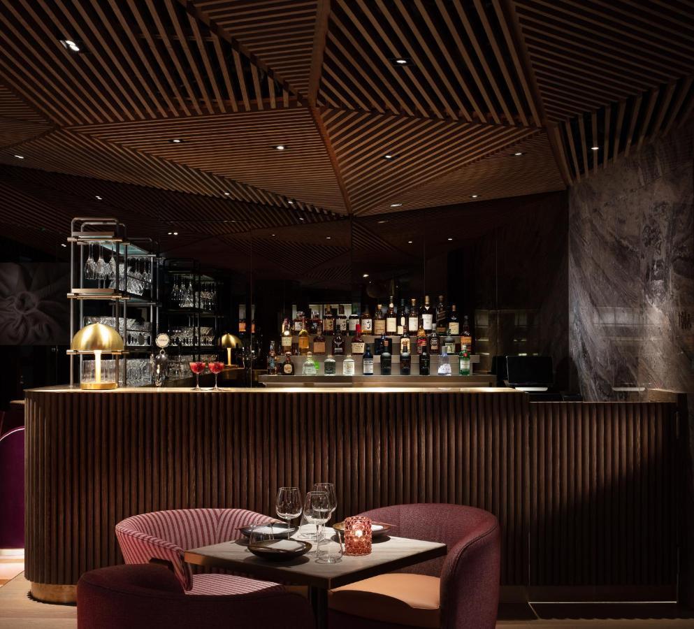 The Hari Hong Kong Hotel Exterior photo The bar at the restaurant