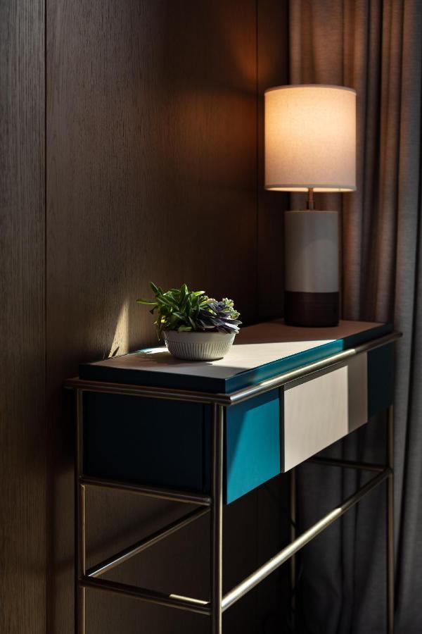 The Hari Hong Kong Hotel Exterior photo A bedside table