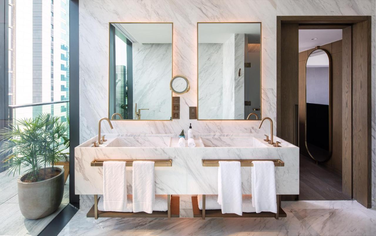 The Hari Hong Kong Hotel Exterior photo Bathroom