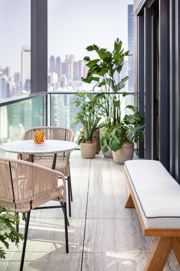 The Hari Hong Kong Hotel Exterior photo A balcony