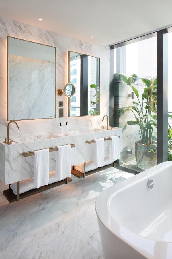 The Hari Hong Kong Hotel Exterior photo Bathroom
