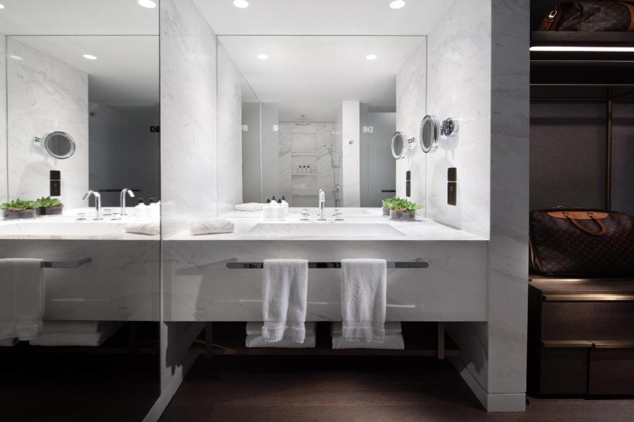 The Hari Hong Kong Hotel Exterior photo Bathroom